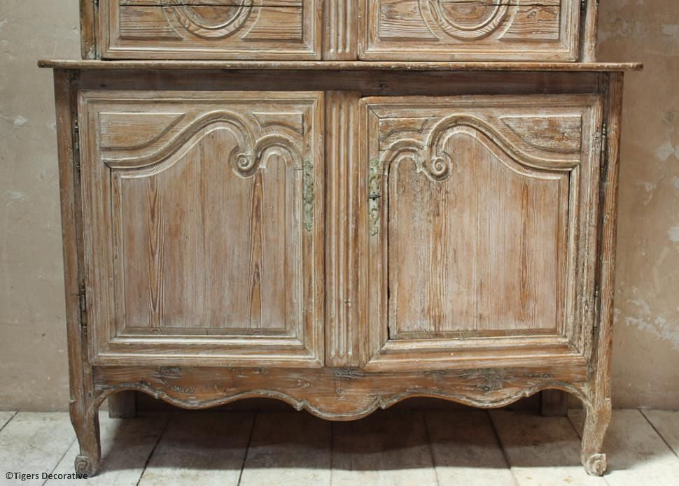 Pine Buffet Du Corps
