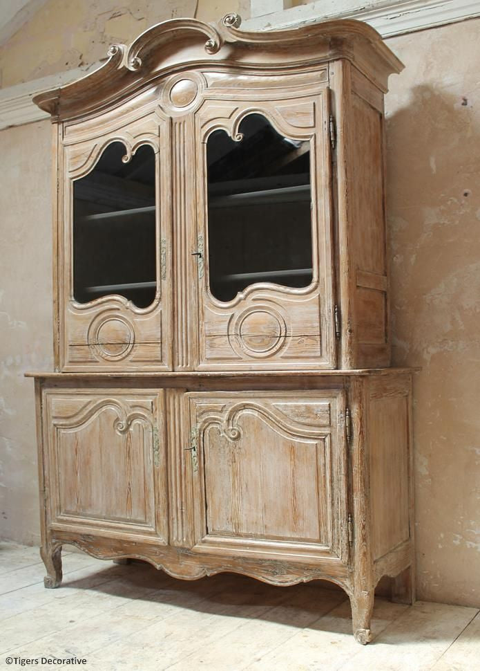 Pine Buffet Du Corps