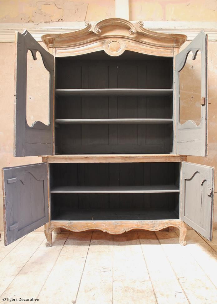 Pine Buffet Du Corps