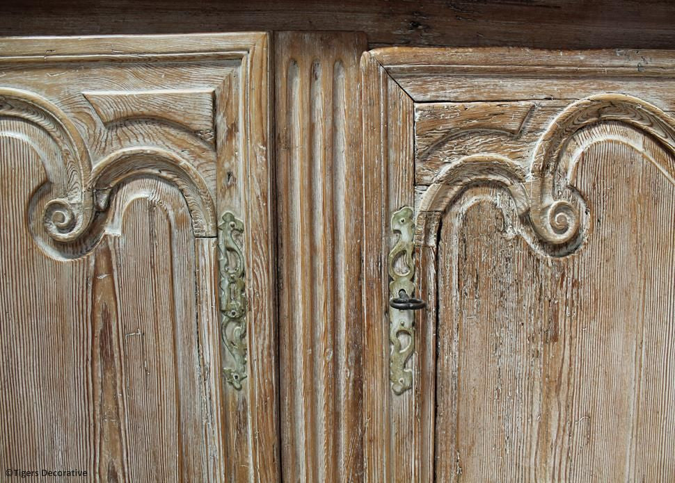 Pine Buffet Du Corps