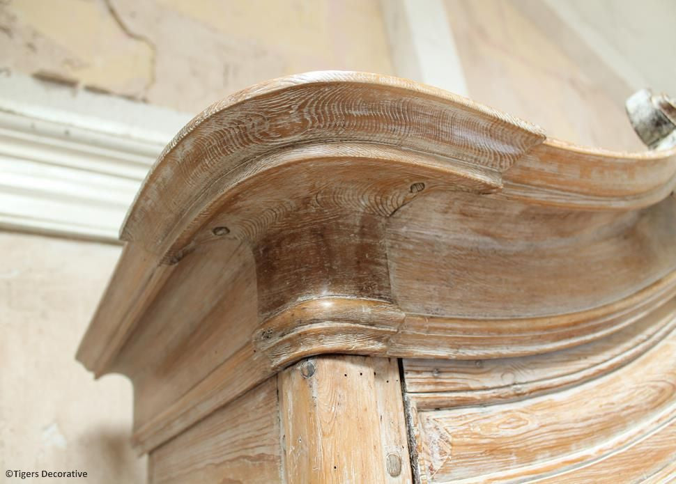 Pine Buffet Du Corps