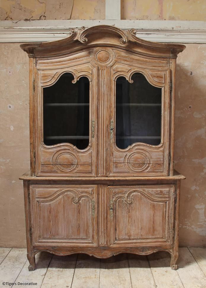 Pine Buffet Du Corps
